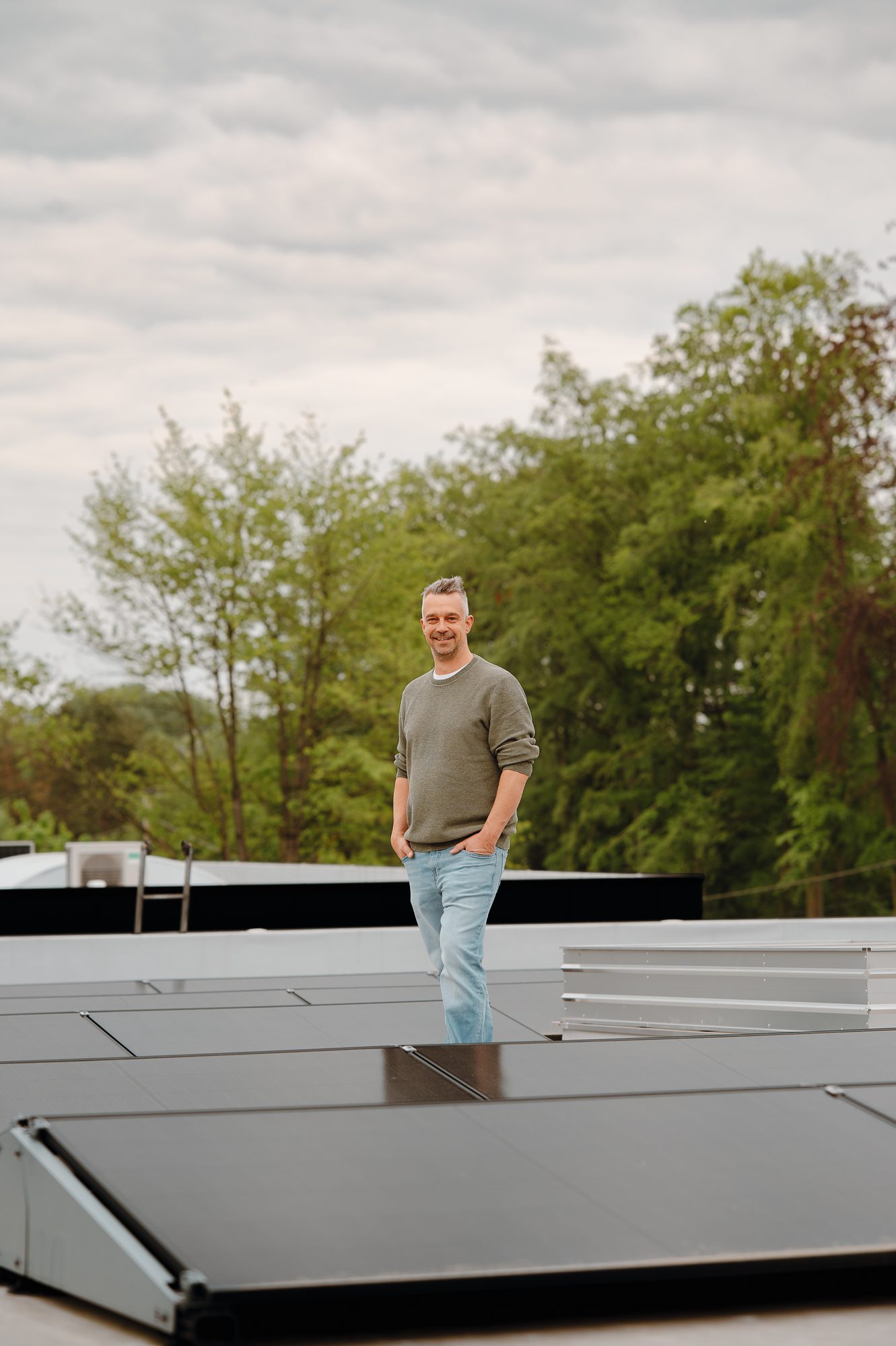 Tijs Neutjens op dak met zonnepanelen